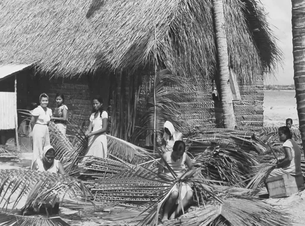 Women Thatching, Agat 1945 - Guampedia Women Thatching, Agat 1945