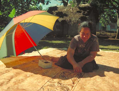 Painting the ngatu in Tonga, 1987. By James Foster courtesy of Wikimedia Commons.