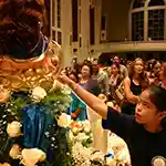 Kamalen Touching Statue
